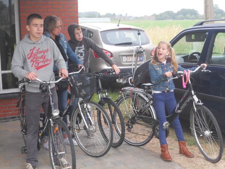 FI15_03.jpg - Katrin en haar kindjes, Kamiel, Stan en Kato fietsen ook mee